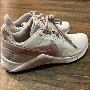 Women’s Nike tennis shoes. Size 6.5. Brand new!